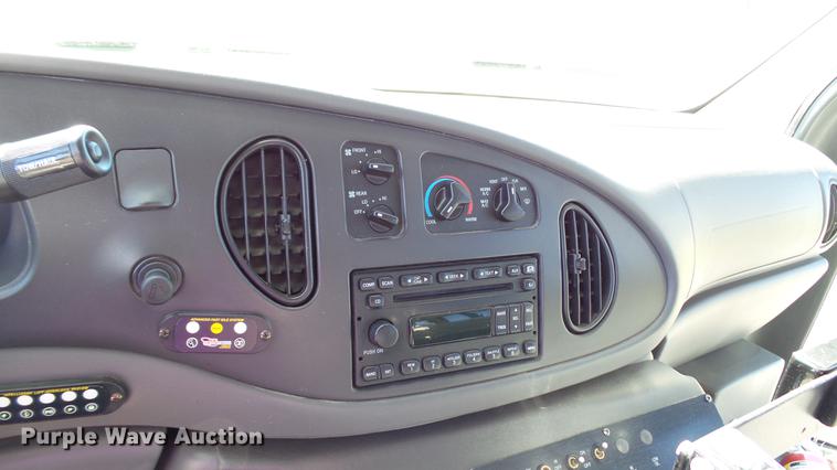 image for item DC1003 2006 Ford E350 Super Duty shuttle bus