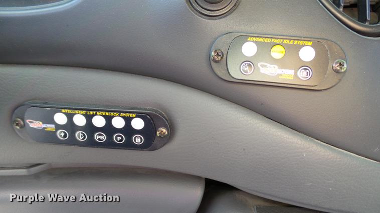 image for item DC1003 2006 Ford E350 Super Duty shuttle bus