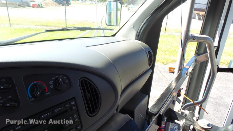 image for item DC1003 2006 Ford E350 Super Duty shuttle bus