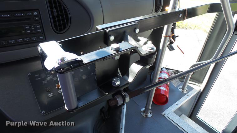 image for item DC1003 2006 Ford E350 Super Duty shuttle bus