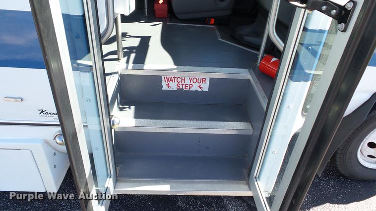 image for item DC1003 2006 Ford E350 Super Duty shuttle bus