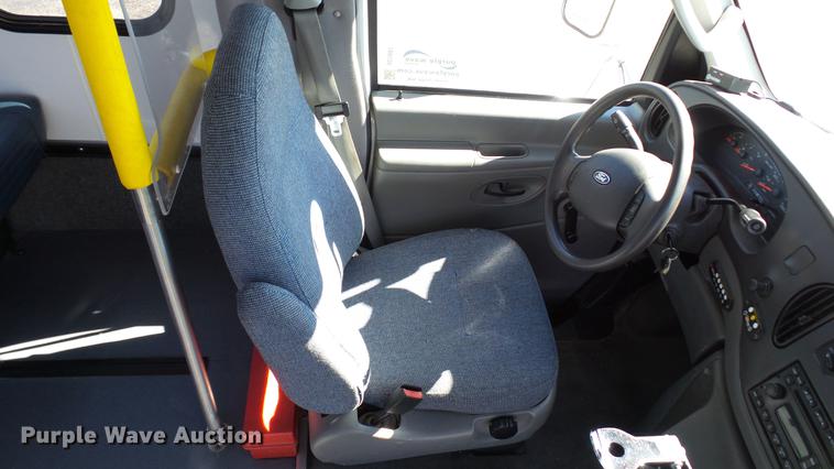 image for item DC1003 2006 Ford E350 Super Duty shuttle bus
