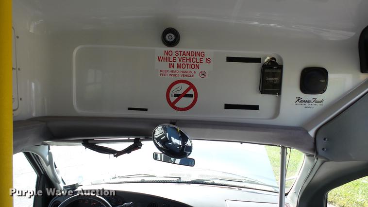 image for item DC1003 2006 Ford E350 Super Duty shuttle bus