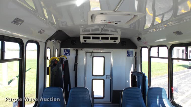 image for item DC1003 2006 Ford E350 Super Duty shuttle bus