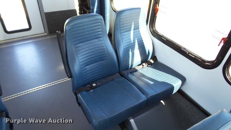 image for item DC1003 2006 Ford E350 Super Duty shuttle bus