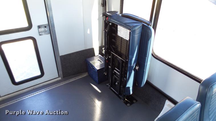 image for item DC1003 2006 Ford E350 Super Duty shuttle bus