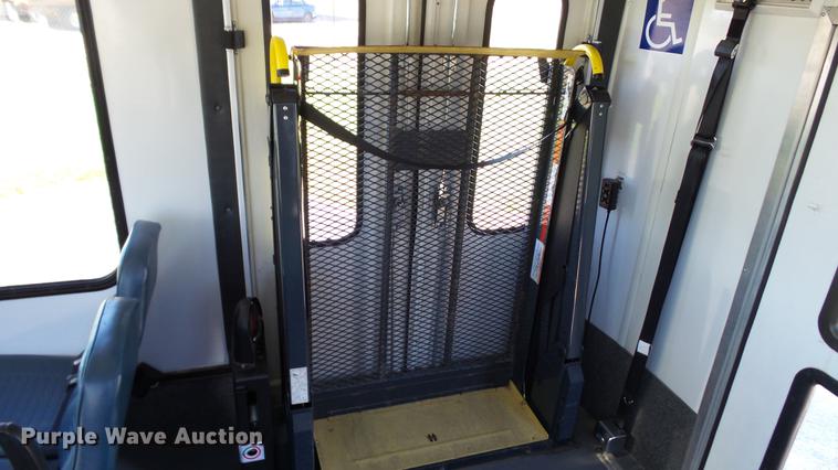 image for item DC1003 2006 Ford E350 Super Duty shuttle bus