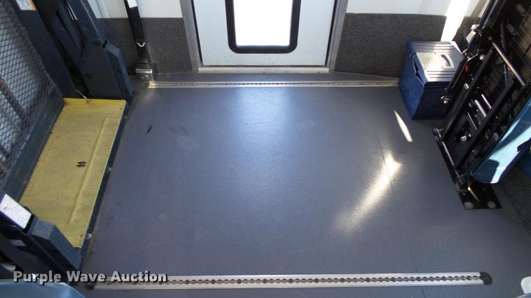 image for item DC1003 2006 Ford E350 Super Duty shuttle bus