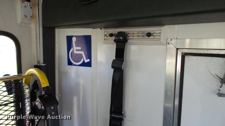 image for item DC1003 2006 Ford E350 Super Duty shuttle bus