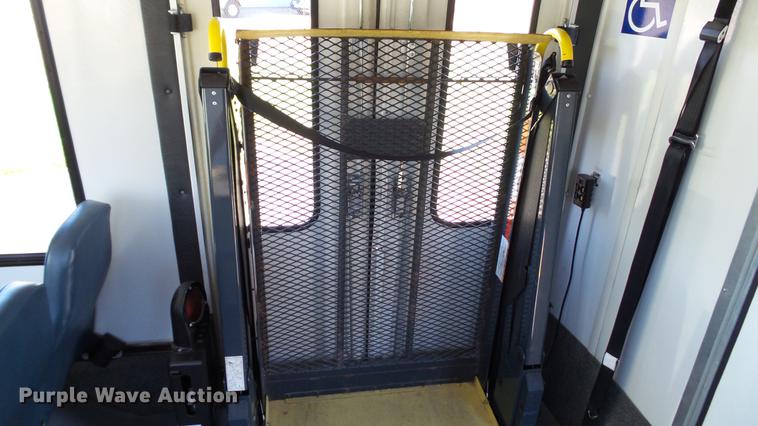 image for item DC1003 2006 Ford E350 Super Duty shuttle bus