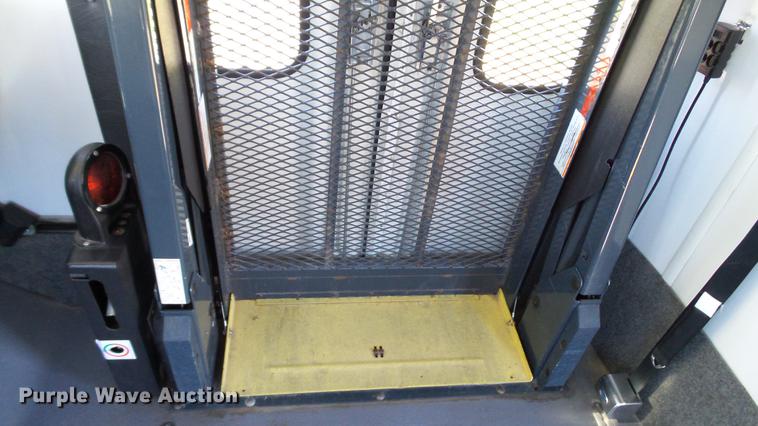 image for item DC1003 2006 Ford E350 Super Duty shuttle bus