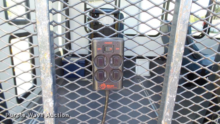 image for item DC1003 2006 Ford E350 Super Duty shuttle bus