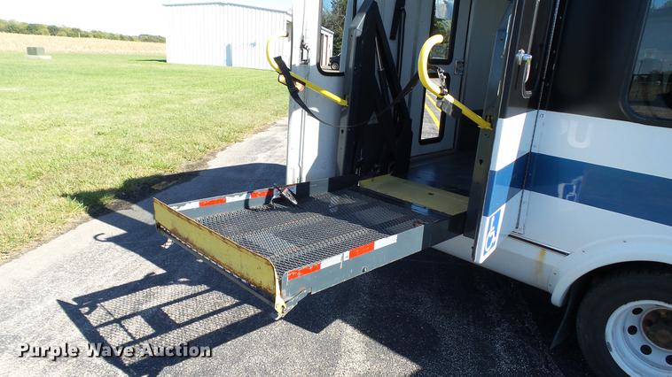 image for item DC1003 2006 Ford E350 Super Duty shuttle bus