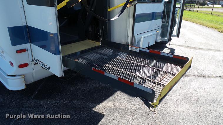 image for item DC1003 2006 Ford E350 Super Duty shuttle bus