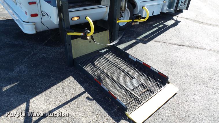 image for item DC1003 2006 Ford E350 Super Duty shuttle bus