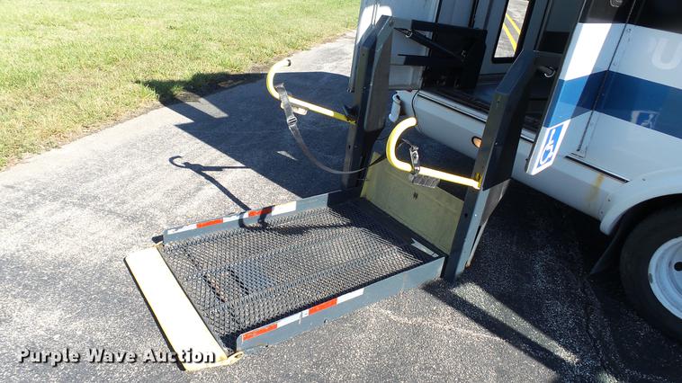 image for item DC1003 2006 Ford E350 Super Duty shuttle bus