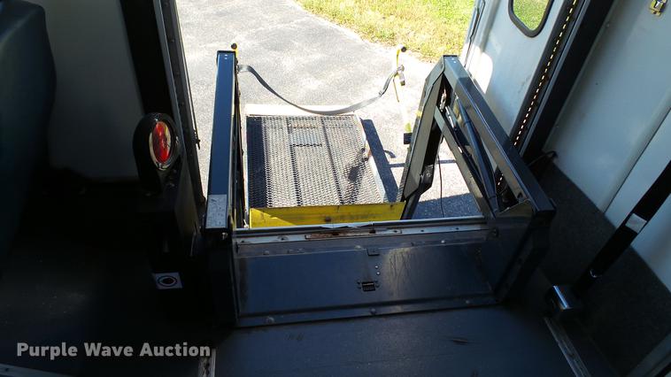 image for item DC1003 2006 Ford E350 Super Duty shuttle bus