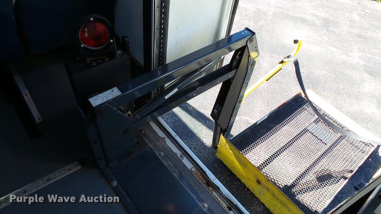 image for item DC1003 2006 Ford E350 Super Duty shuttle bus