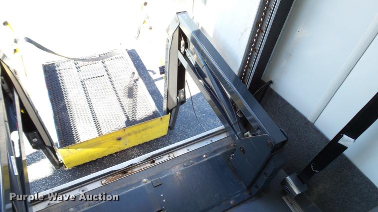 image for item DC1003 2006 Ford E350 Super Duty shuttle bus