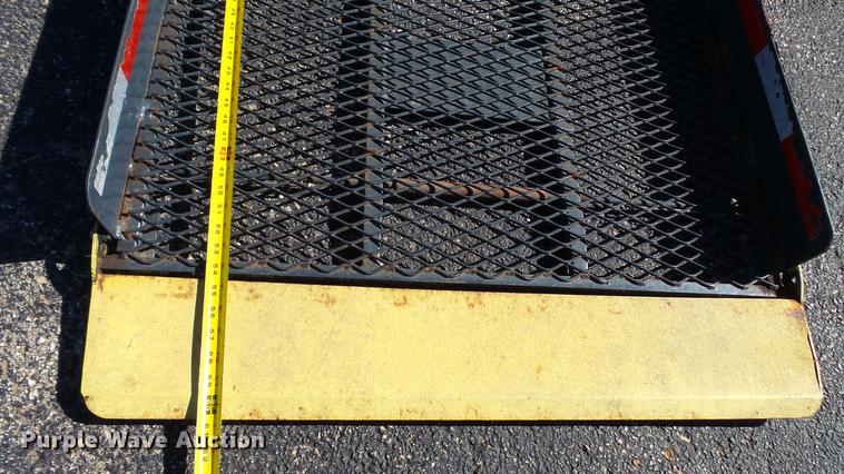 image for item DC1003 2006 Ford E350 Super Duty shuttle bus