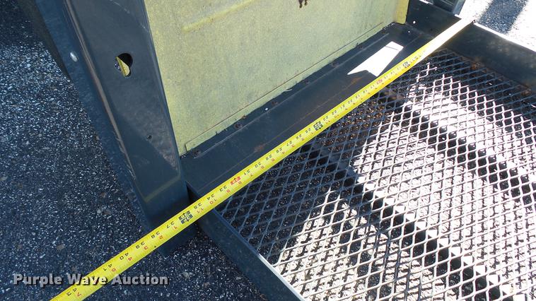 image for item DC1003 2006 Ford E350 Super Duty shuttle bus