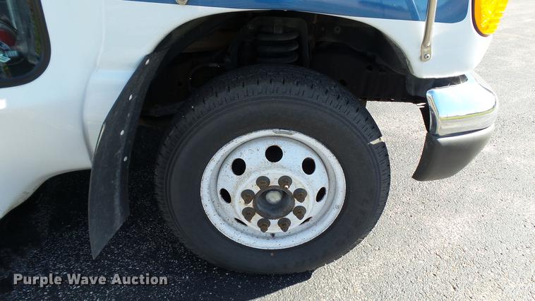 image for item DC1003 2006 Ford E350 Super Duty shuttle bus