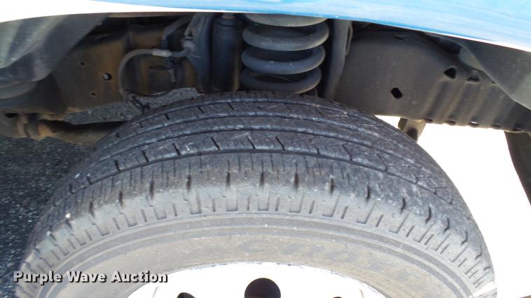 image for item DC1003 2006 Ford E350 Super Duty shuttle bus