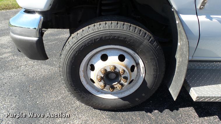 image for item DC1003 2006 Ford E350 Super Duty shuttle bus