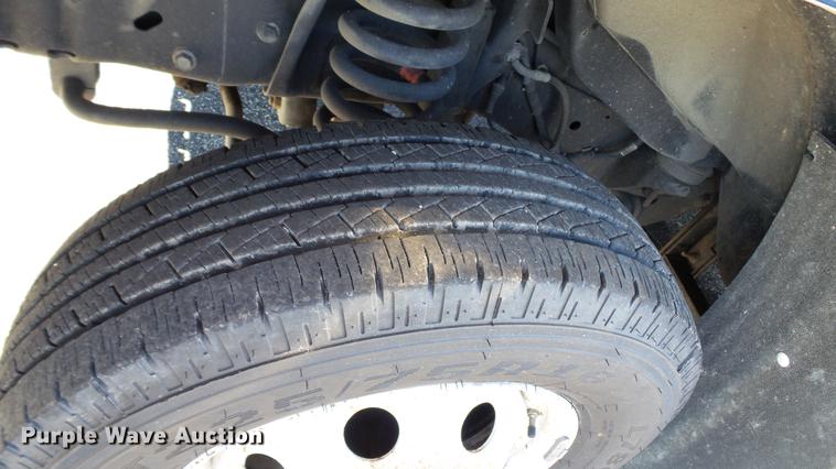 image for item DC1003 2006 Ford E350 Super Duty shuttle bus