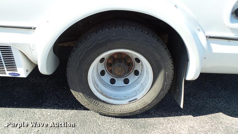 image for item DC1003 2006 Ford E350 Super Duty shuttle bus