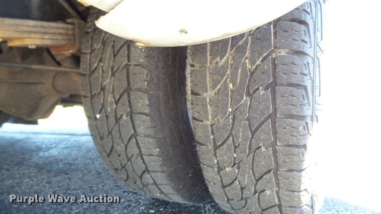 image for item DC1003 2006 Ford E350 Super Duty shuttle bus