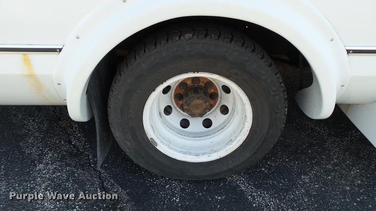 image for item DC1003 2006 Ford E350 Super Duty shuttle bus