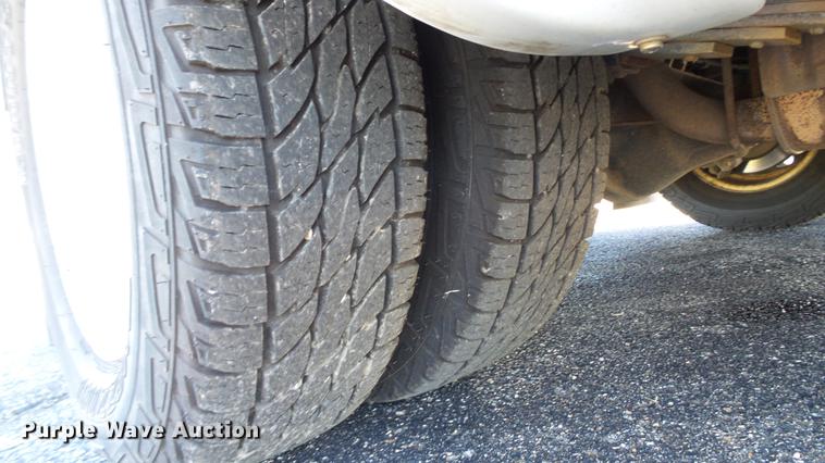 image for item DC1003 2006 Ford E350 Super Duty shuttle bus