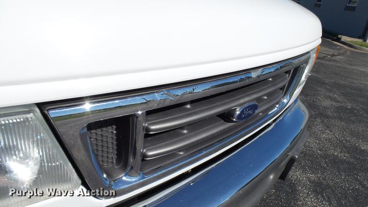 image for item DC1003 2006 Ford E350 Super Duty shuttle bus