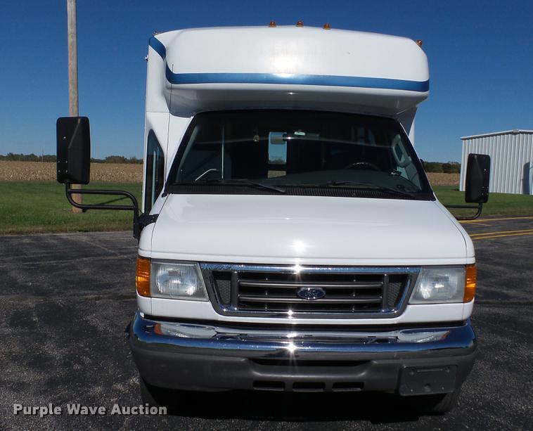 image for item DC1004 2007 Ford E350 Super Duty shuttle bus