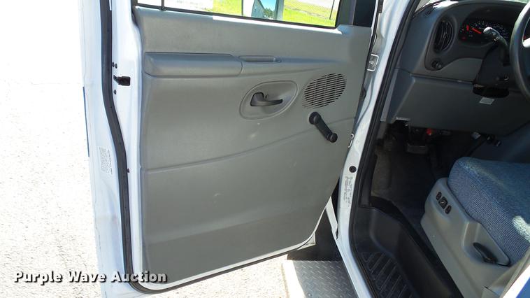 image for item DC1004 2007 Ford E350 Super Duty shuttle bus