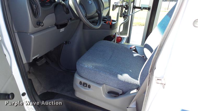 image for item DC1004 2007 Ford E350 Super Duty shuttle bus