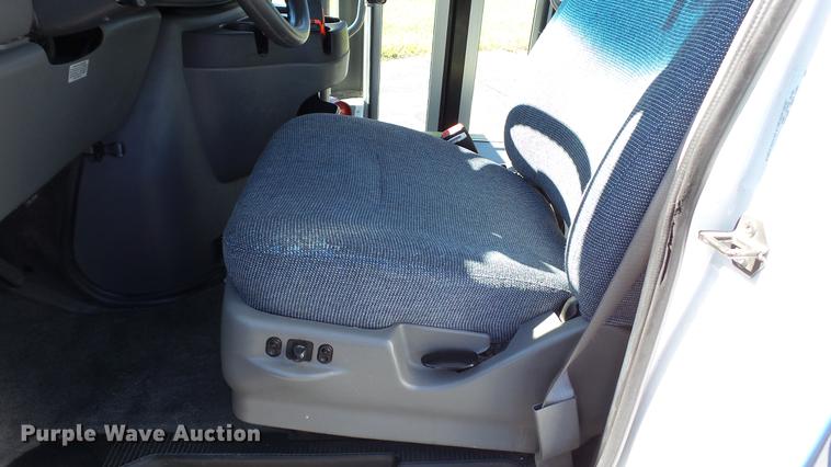image for item DC1004 2007 Ford E350 Super Duty shuttle bus