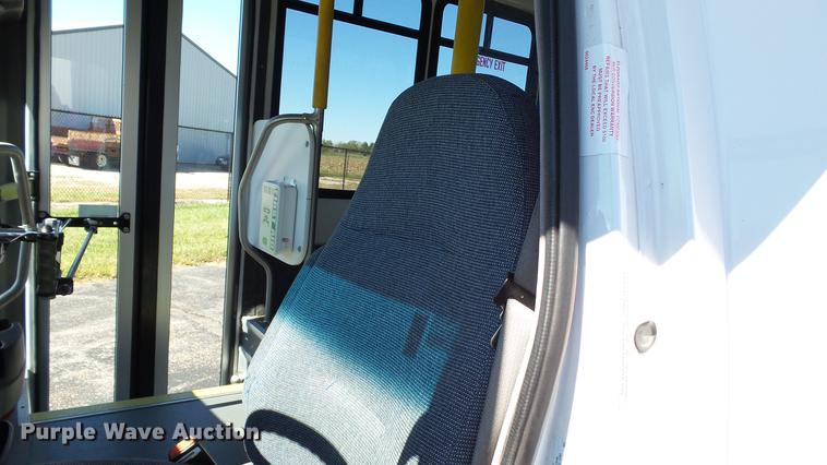 image for item DC1004 2007 Ford E350 Super Duty shuttle bus