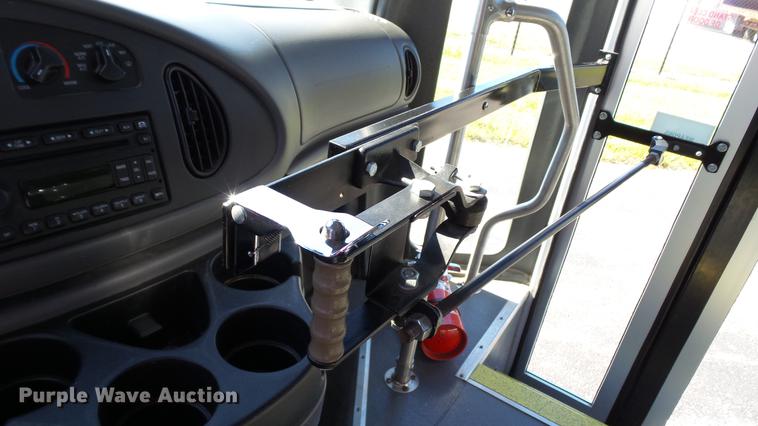 image for item DC1004 2007 Ford E350 Super Duty shuttle bus