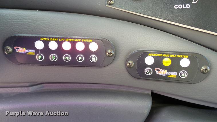 image for item DC1004 2007 Ford E350 Super Duty shuttle bus