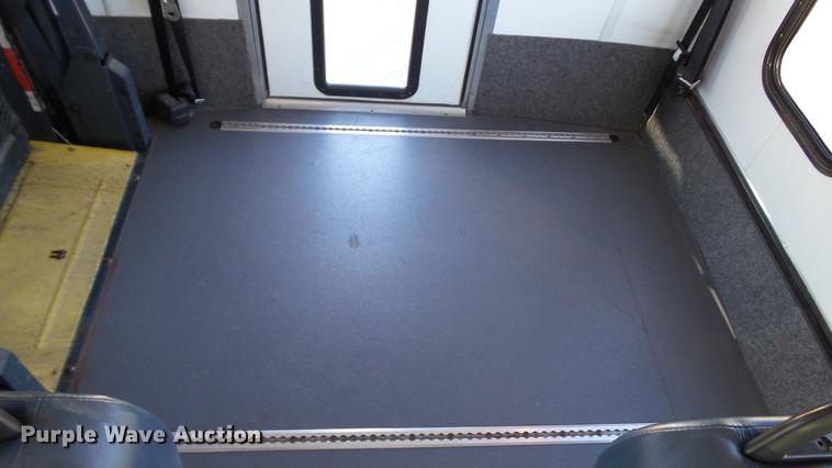 image for item DC1004 2007 Ford E350 Super Duty shuttle bus