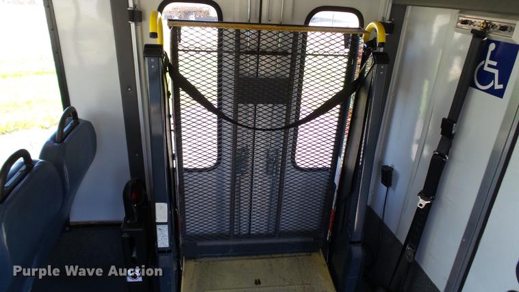 image for item DC1004 2007 Ford E350 Super Duty shuttle bus