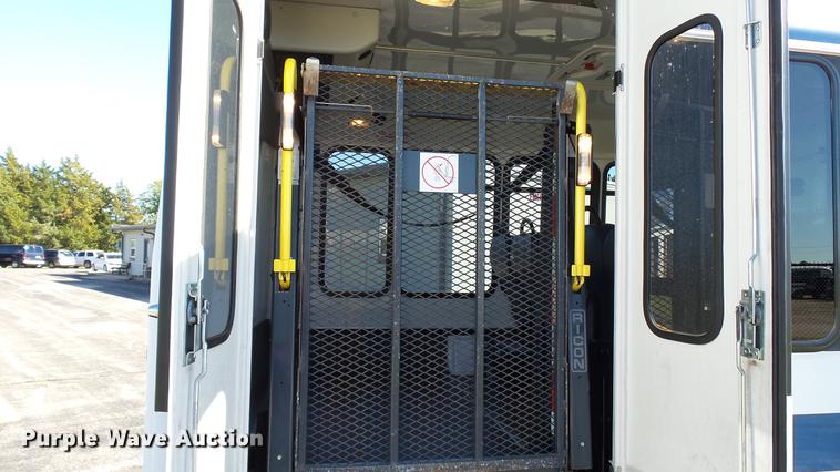 image for item DC1004 2007 Ford E350 Super Duty shuttle bus