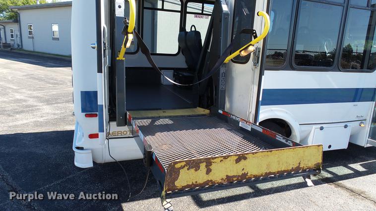 image for item DC1004 2007 Ford E350 Super Duty shuttle bus