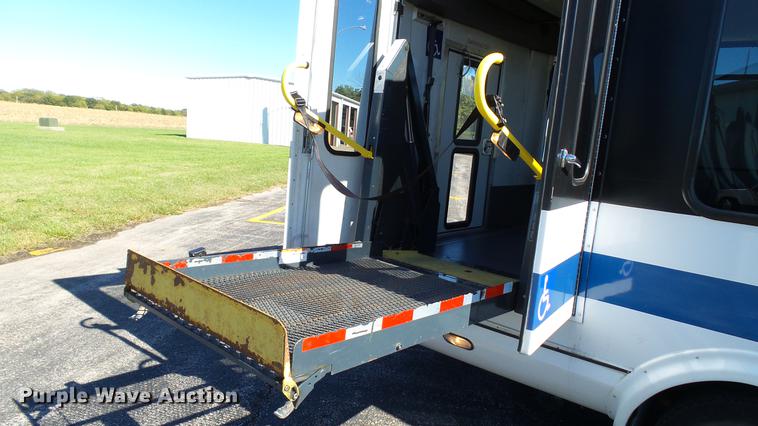 image for item DC1004 2007 Ford E350 Super Duty shuttle bus