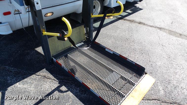 image for item DC1004 2007 Ford E350 Super Duty shuttle bus