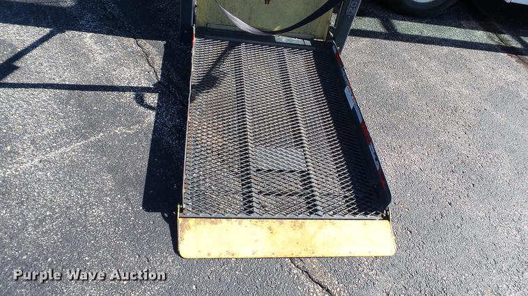 image for item DC1004 2007 Ford E350 Super Duty shuttle bus