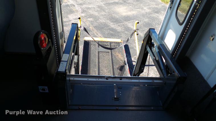 image for item DC1004 2007 Ford E350 Super Duty shuttle bus