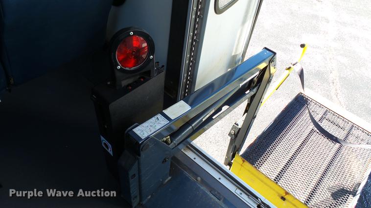 image for item DC1004 2007 Ford E350 Super Duty shuttle bus